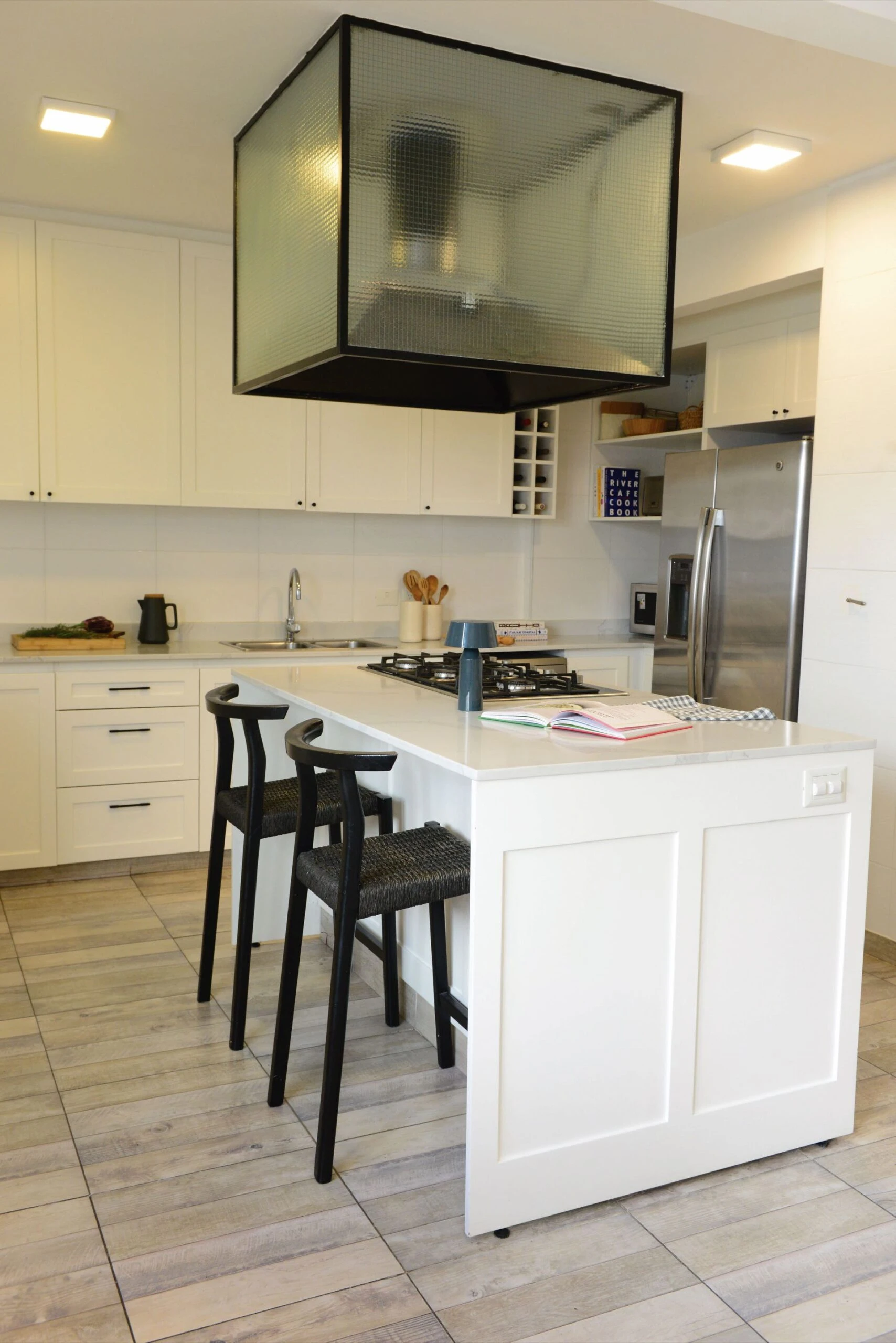 Una gran campana de madera y vidrio corona a la isla central.