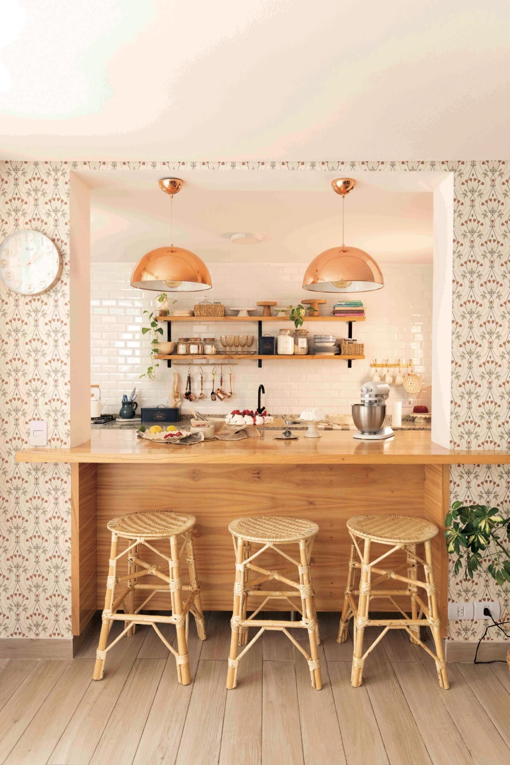 Las lámparas con efecto bronce o detalles dorados elevan el estilo de la cocina.