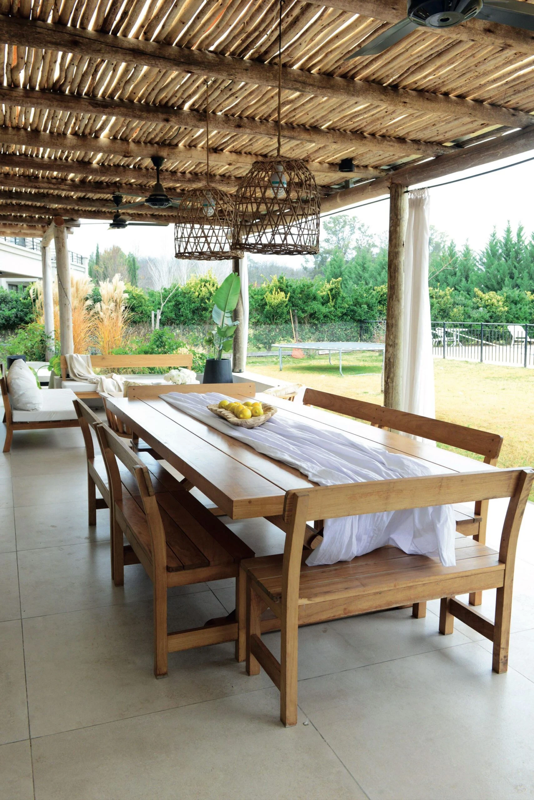 En la galería se destaca el techo rústico de eucaliptos. 