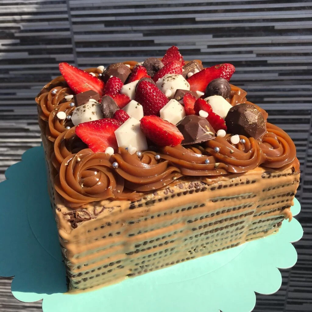 chocotorta con frutillas.
