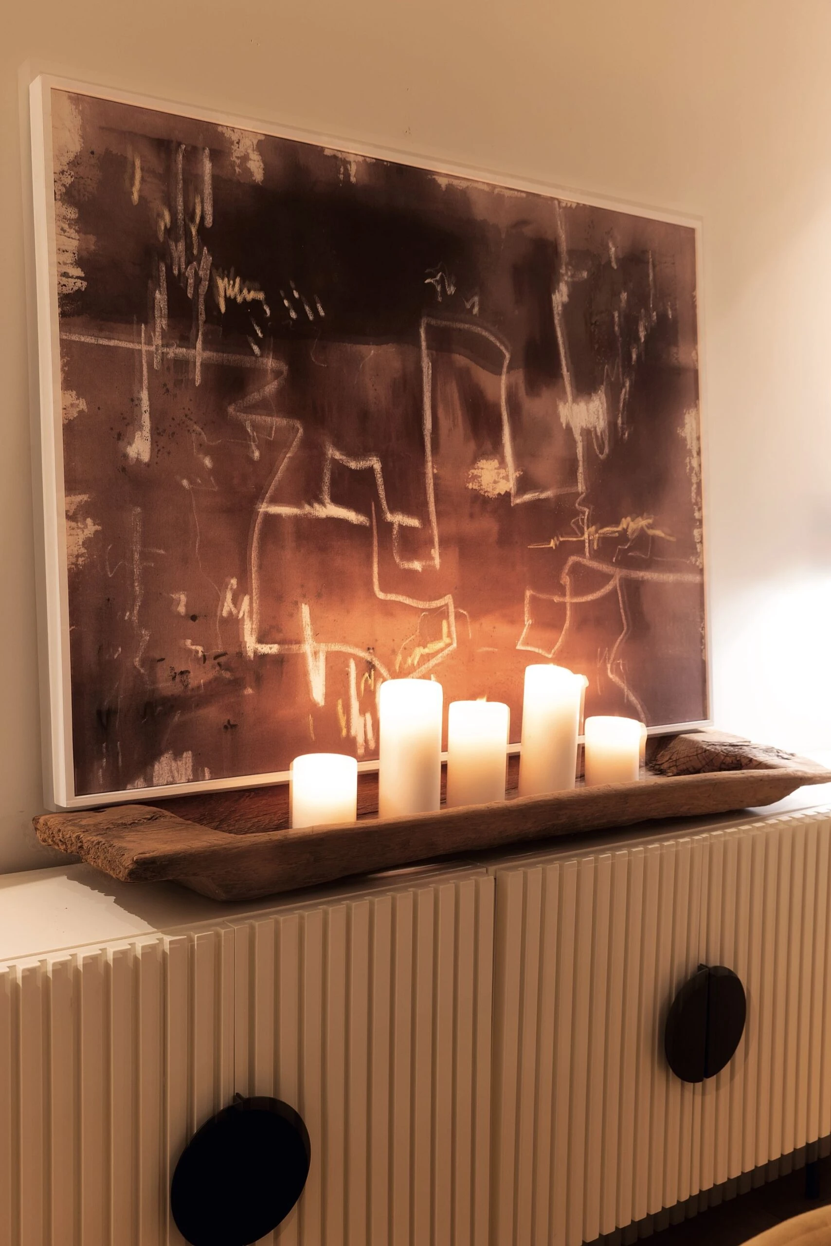 Una gran obra de arte de Julieta Crespi aporta un gesto contemporáneo.