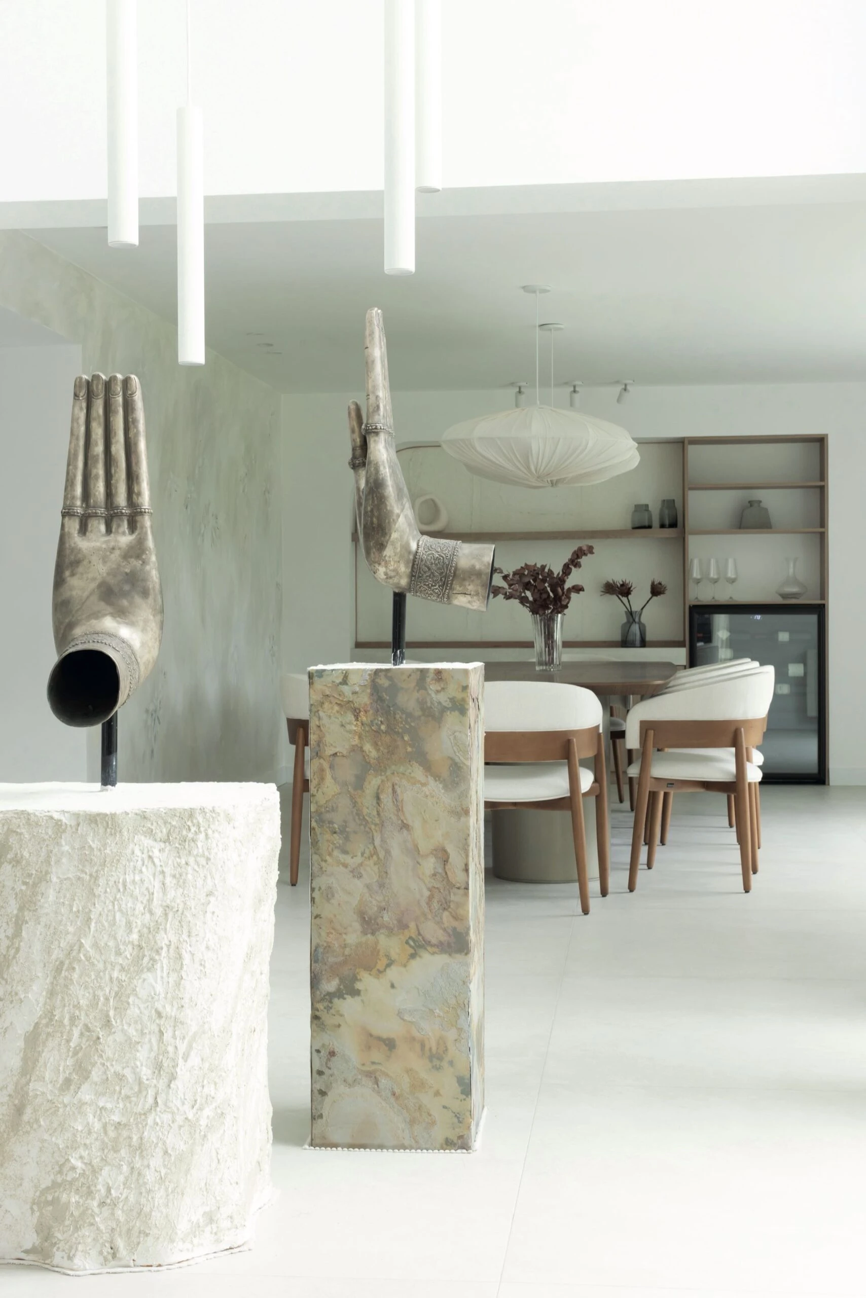 La arquitecta Manu Berraz (@arq.manuberraz) renovó la exhibición de la escultura Manos con pedestales con símil piedra y piedra fina.