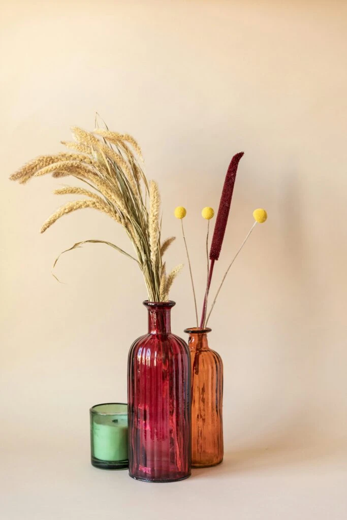 Los jarrones de cristal de colores funcionan solos, vacíos, agrupados. 