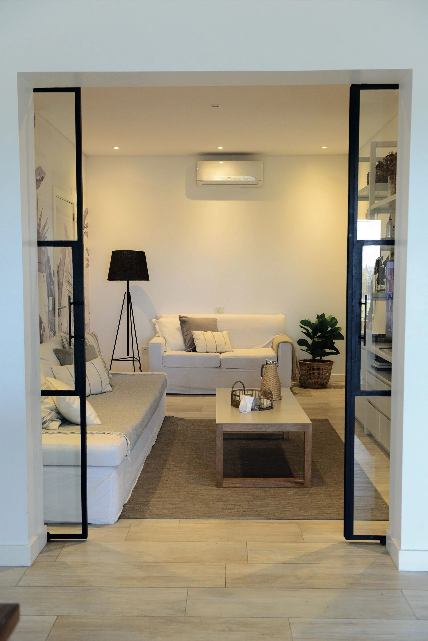 Una abertura de vidrio repartido integra el living al comedor. 