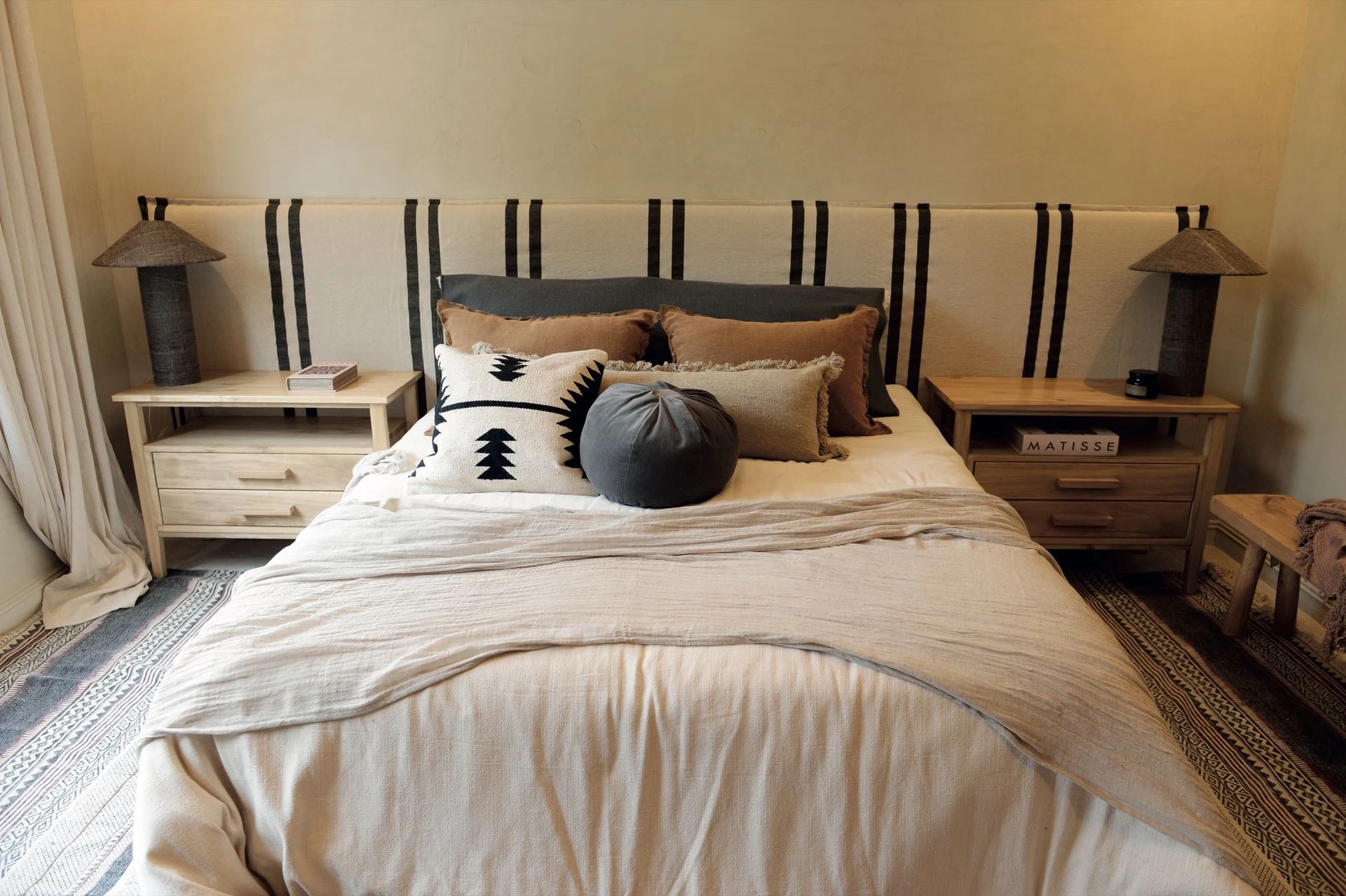 El dormitorio, súper cálido y con toques rústicos.