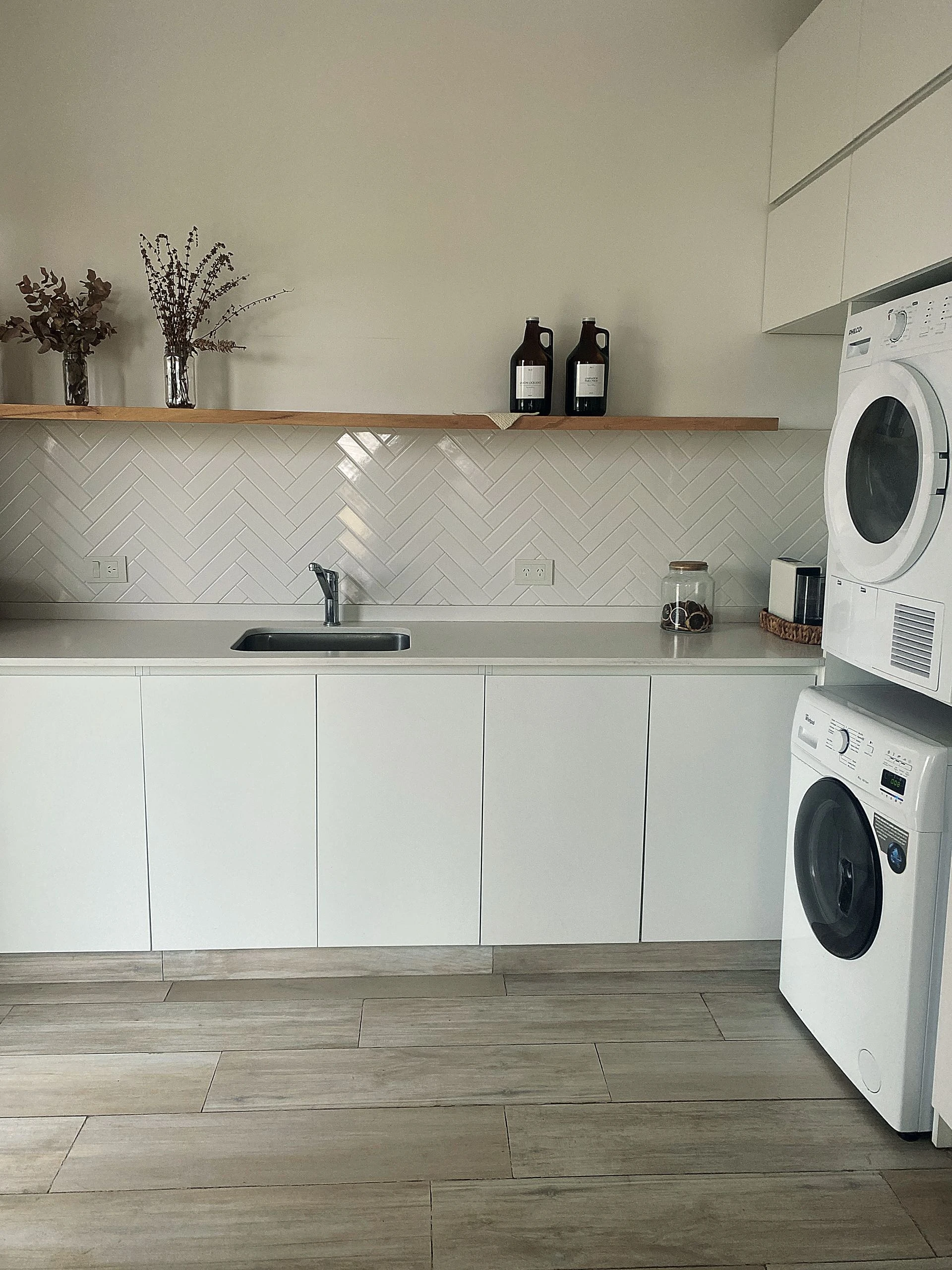 El color blanco también se impone en la zona del lavadero. 