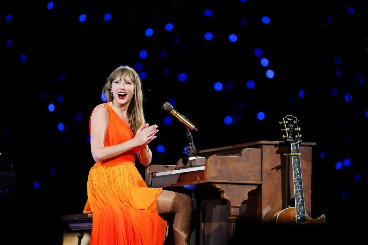 El “naranja Showgirl” que eligió Taylor Swift para su nueva era. 