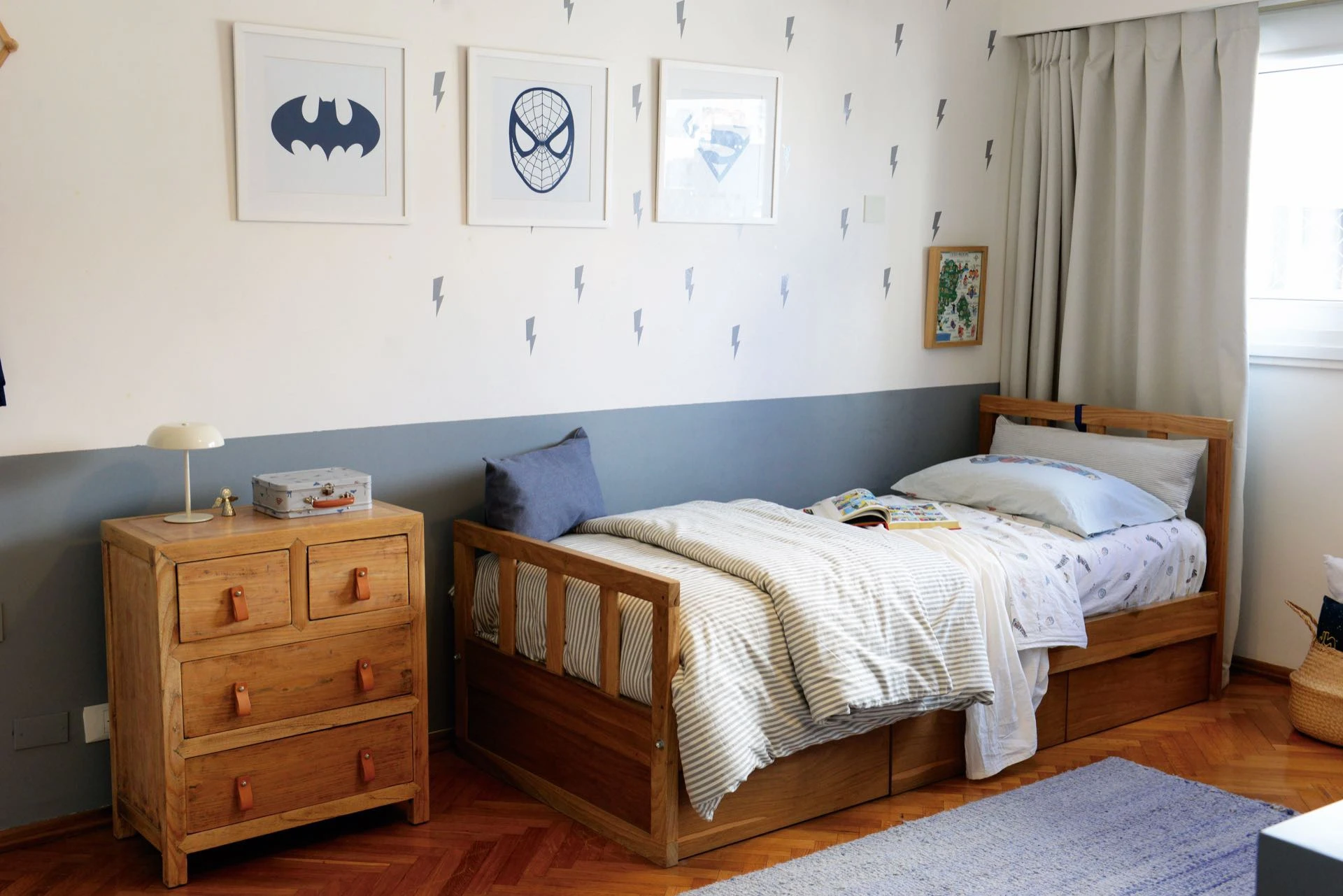 Azules y madera se combinan en el cuarto del varón