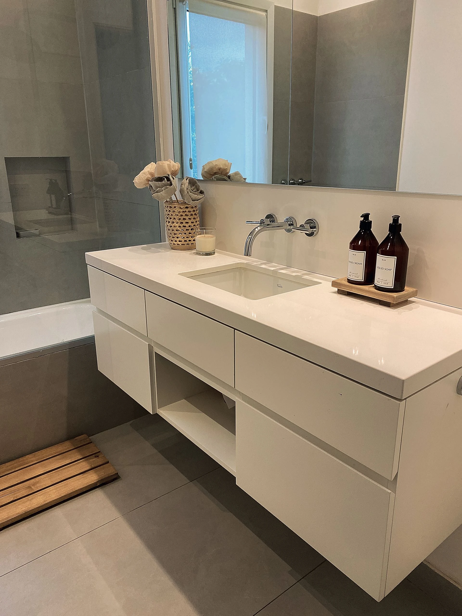 Para el baño de los chicos se diseñó un mueble laqueado en blanco. 