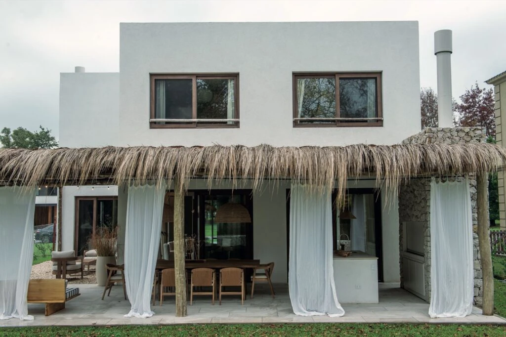 La fachada conecta con la naturaleza desde el diseño.