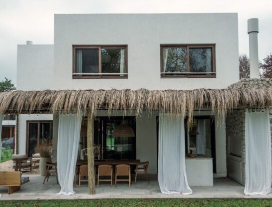 Textiles, fibras y maderas: la fórmula de la decoración para una casa de verano (eterno) 