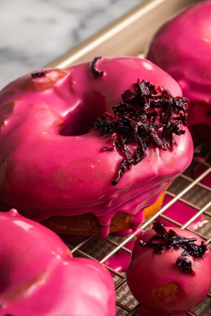 Donas al horno con glaseado de hibiscus: receta fácil, liviana y deliciosa