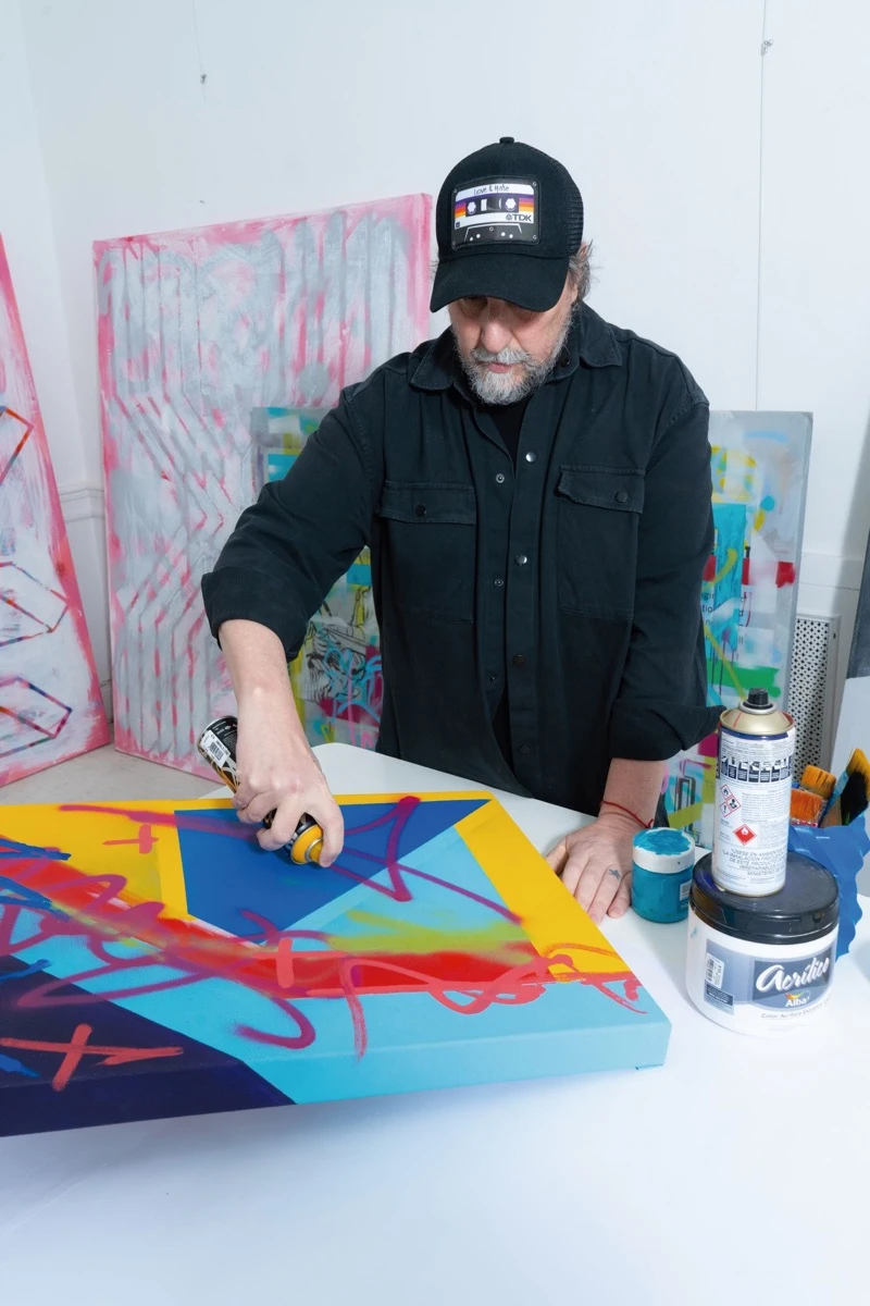 “Mezclo cultura pop, música, historia, tecnología y contradicciones humanas", describe su factor Claudio Roncoli. 