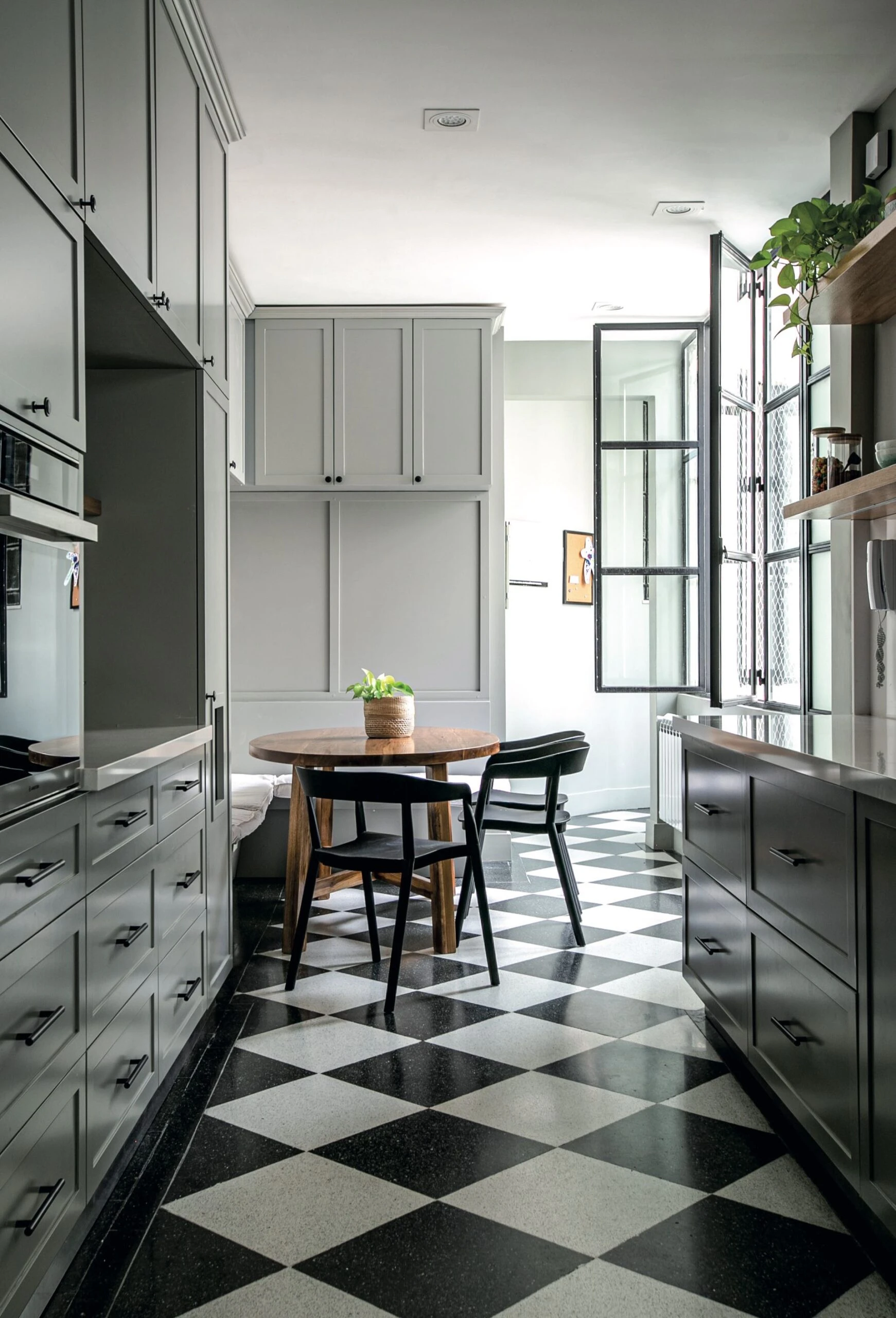 La cocina necesita buena iluminación, y debe adaptarse a su uso.