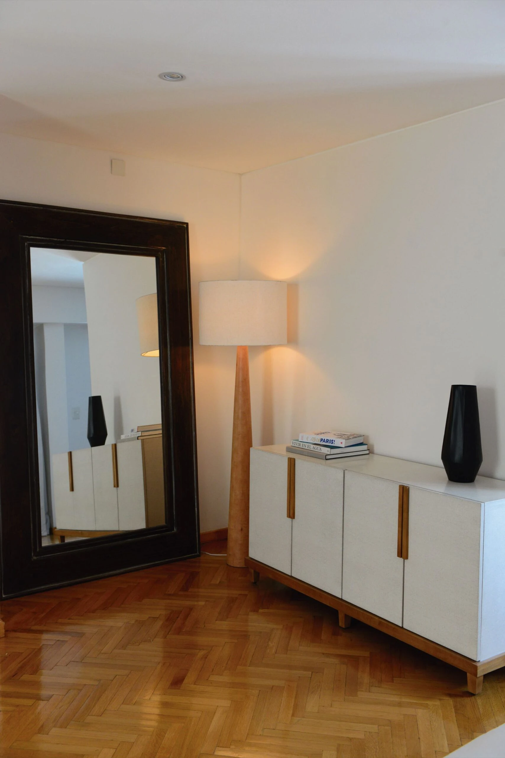 El gran espejo ubicado junto al vestidor y amplía visualmente el espacio, y también hay un destacado mueble de guardado (Eugenio Aguirre).