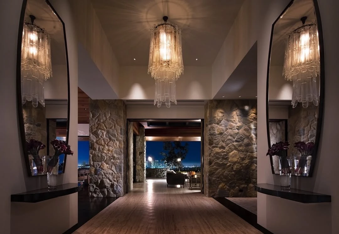 Los materiales nobles se imponen en el interior de la casa de la actriz de Friends. 