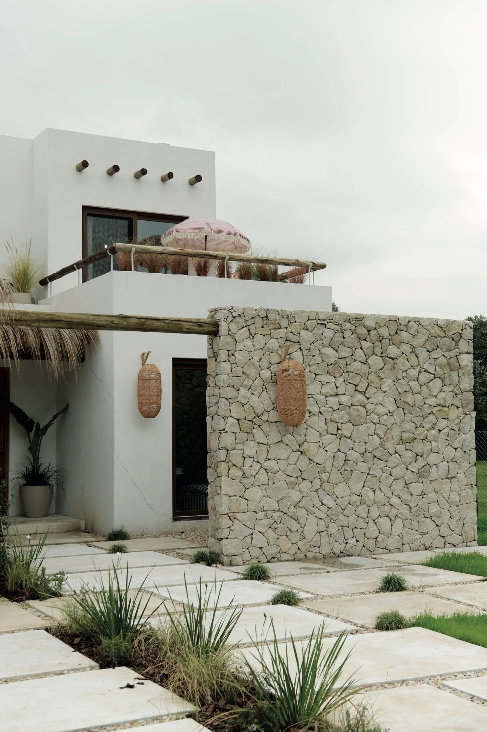 La fachada de la casa anticipa su estilo playero.