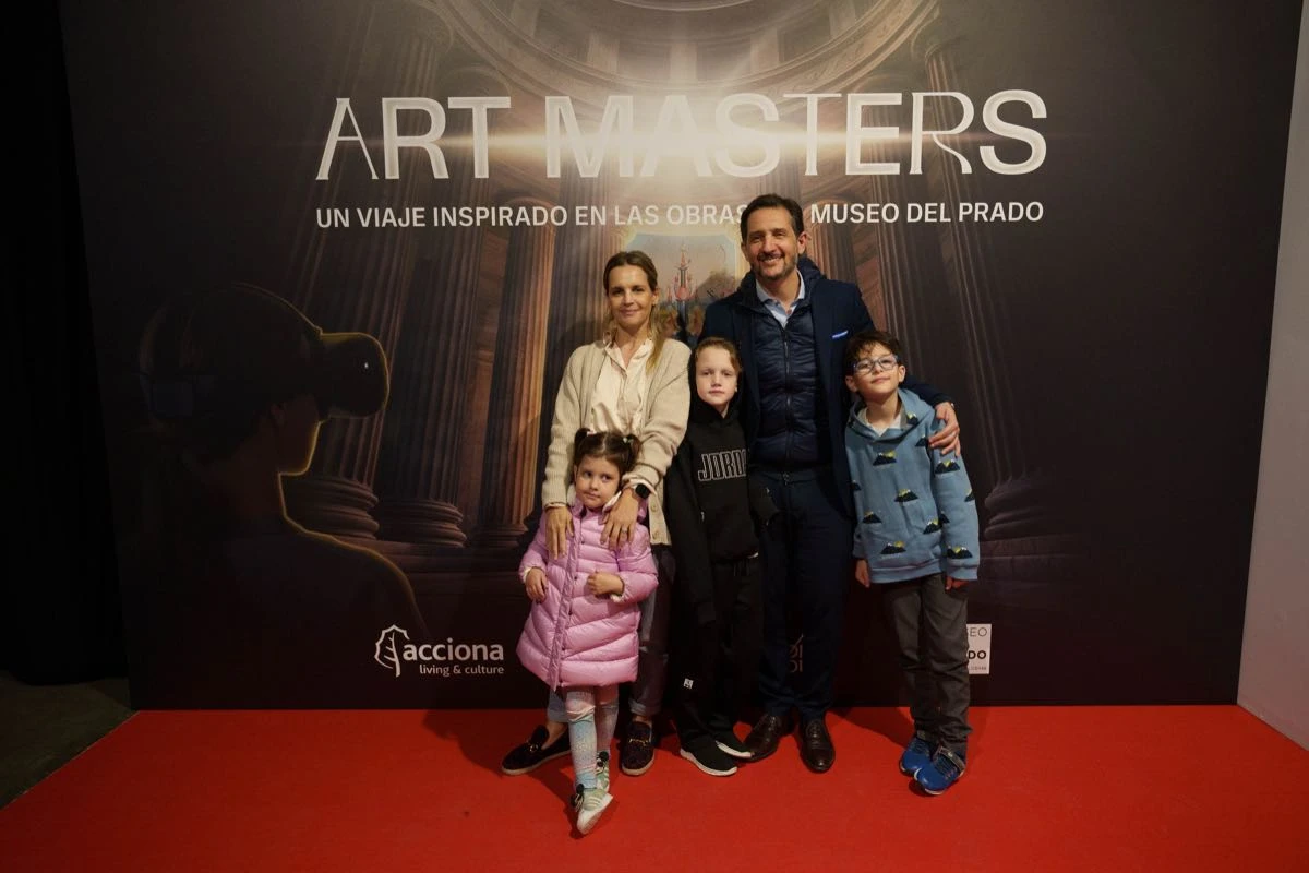 Sabrina Garciarena y Germán Paoloski junto a sus hijos.