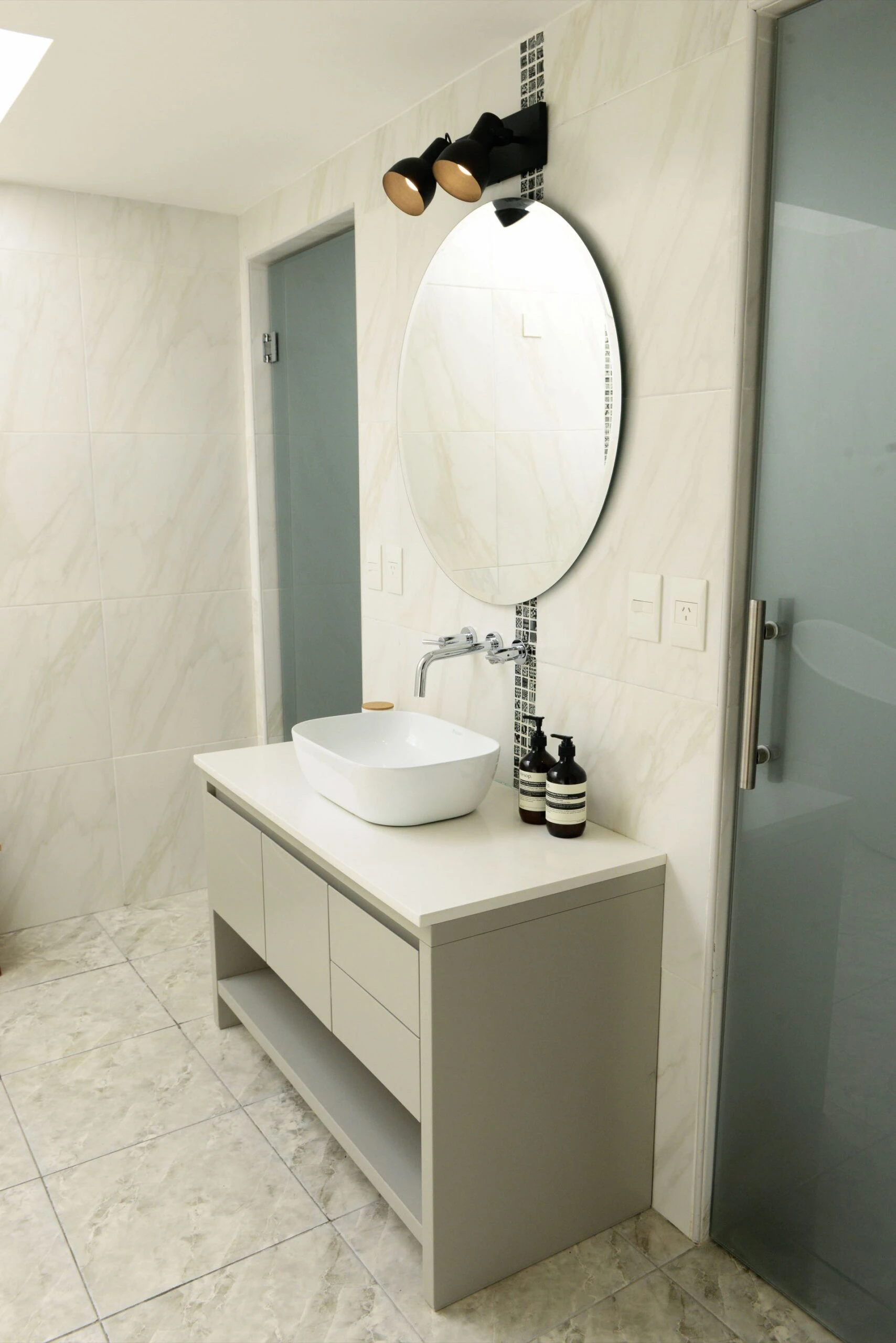 El baño a juego con el mix fuera de tiempo de la deco.