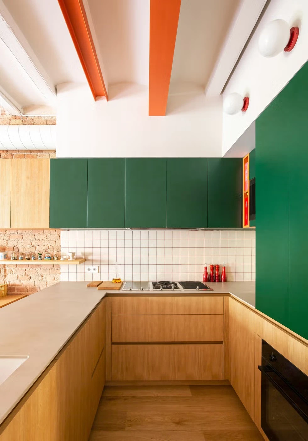 Los toques de naranja Aperol generan un clima alegre y optimista. 