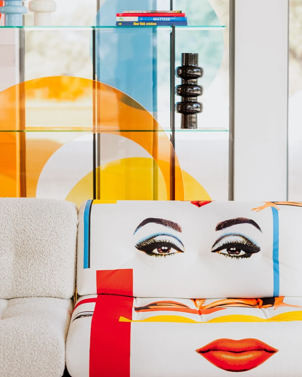 Cromática, la colección que Almodóvar diseñó junto a Roche Bobois.  
