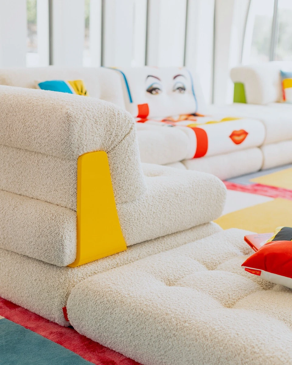 El sofá Lounge, estrella de la colección Cromática de Roche Bobois x Almodóvar. 