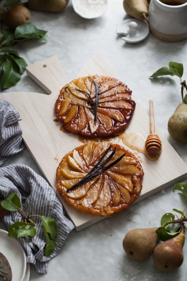 Cómo hacer tarta tatin de pera y cebolla caramelizada: receta fácil paso a paso

