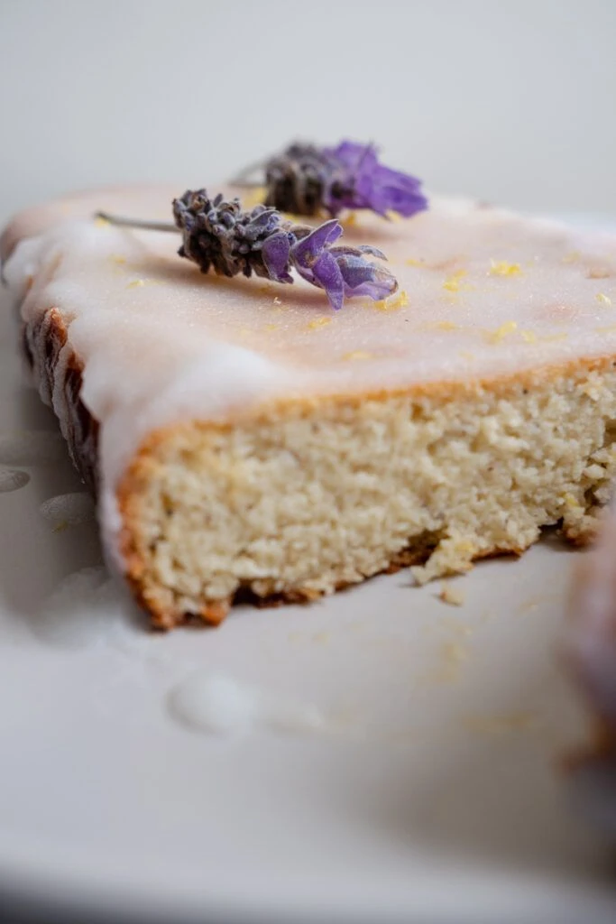 Bizcochuelo de vainilla con glaseado de lavanda: una receta distinta para un día de lluvia