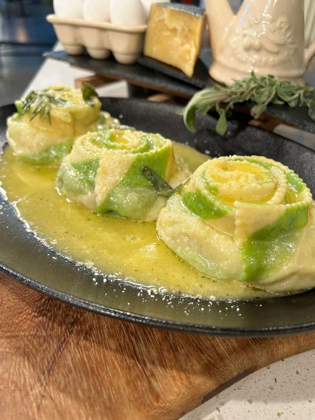 Papardelle bicolor rellenos de ricotta y espinaca