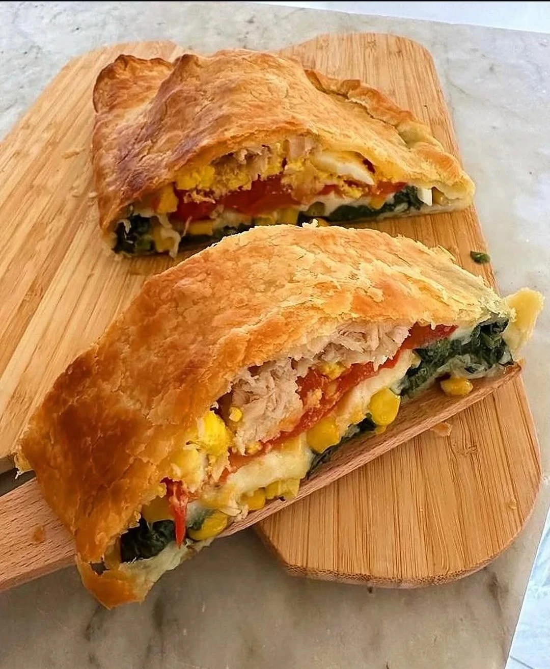 Calzone de espinaca, choclo y atún