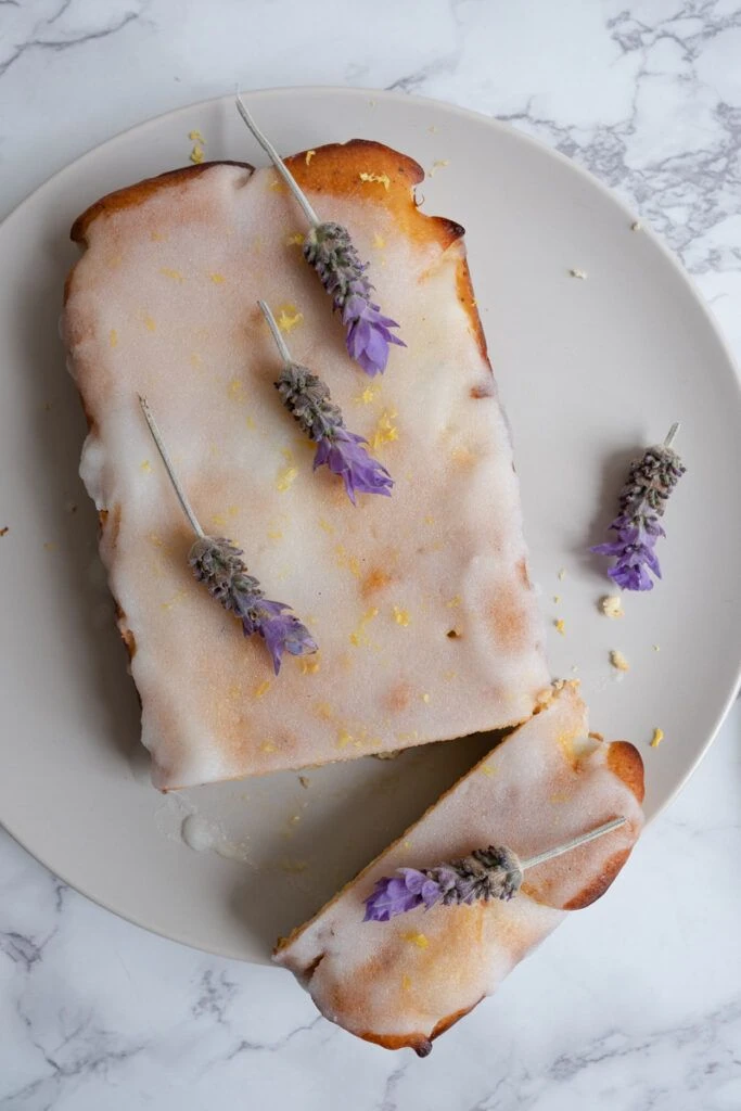Bizcochuelo de vainilla con glaseado de lavanda: una receta distinta para un día de lluvia