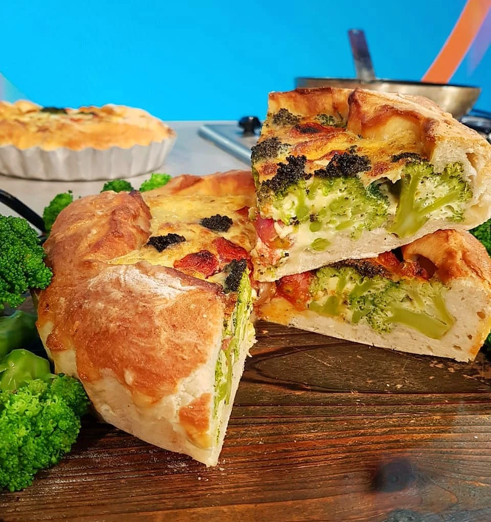 Pastel de brócoli con masa de pizza