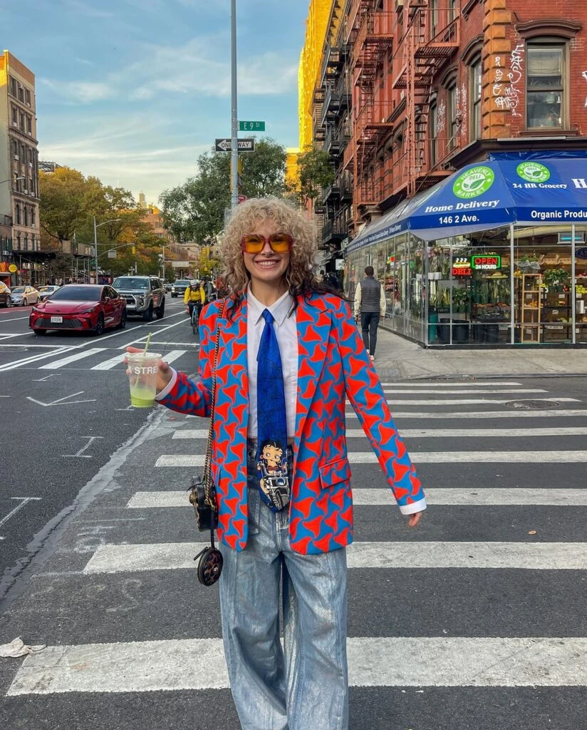 Se caracteriza por los colores vibrantes, los brillos y el volumen.