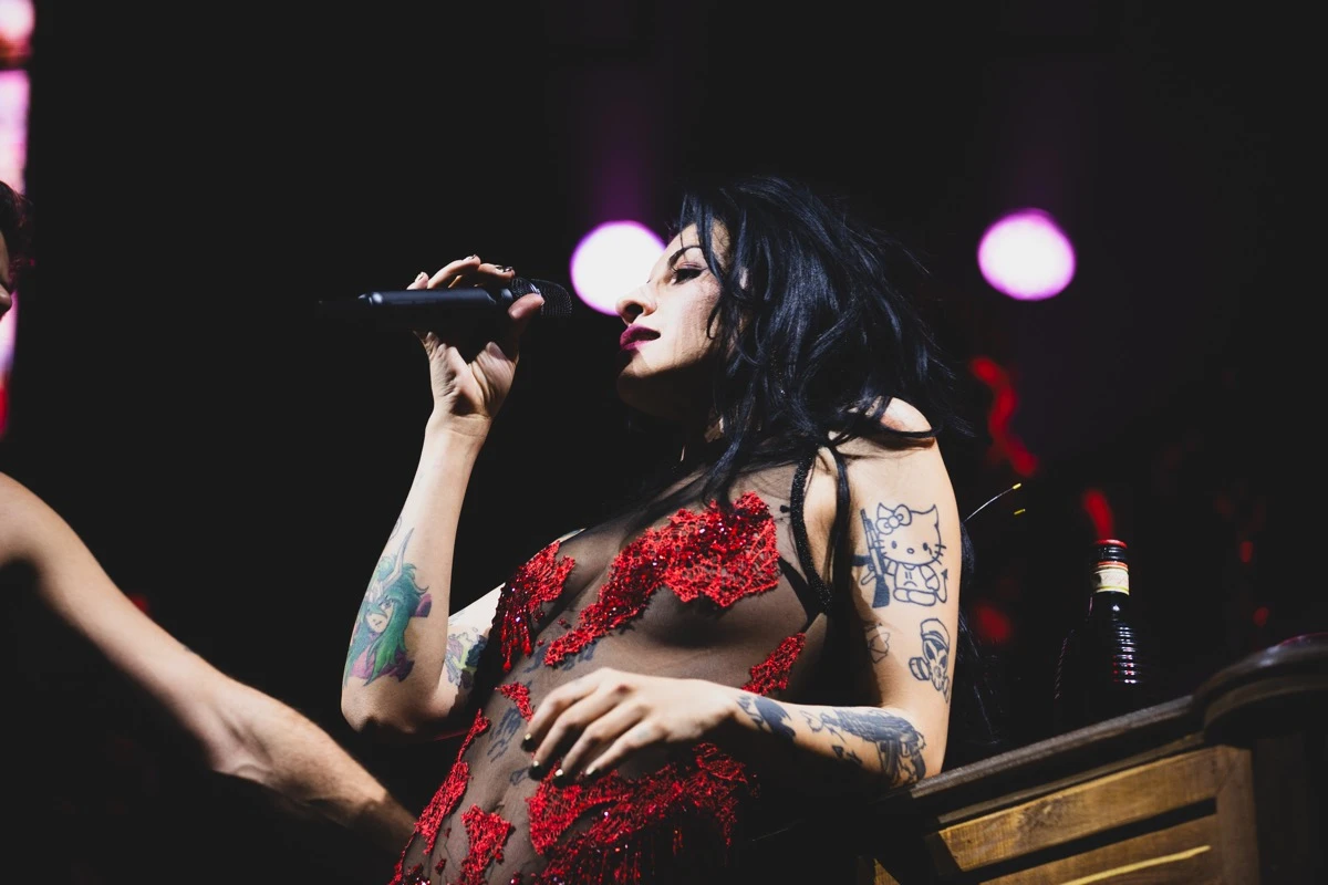 Cazzu deslumbró con los looks de Sylvie Burstin