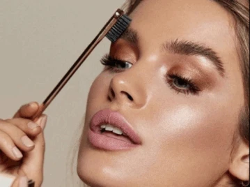 "A partir de los 50, rellenar y definir las cejas es clave para rejuvenecer el rostro", el secreto de una experta en makeup 