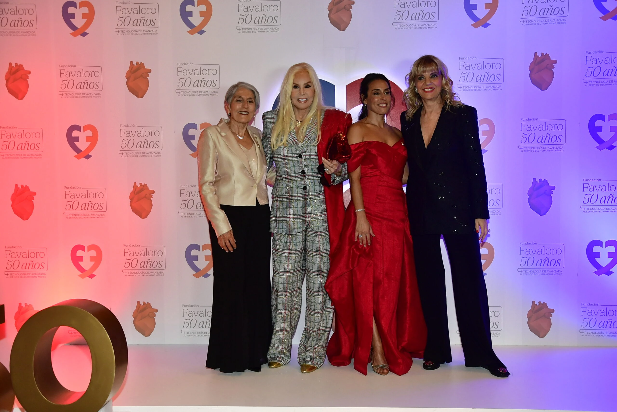 Susana junto a otras figuras presentes en la gala. Fotos: RS.