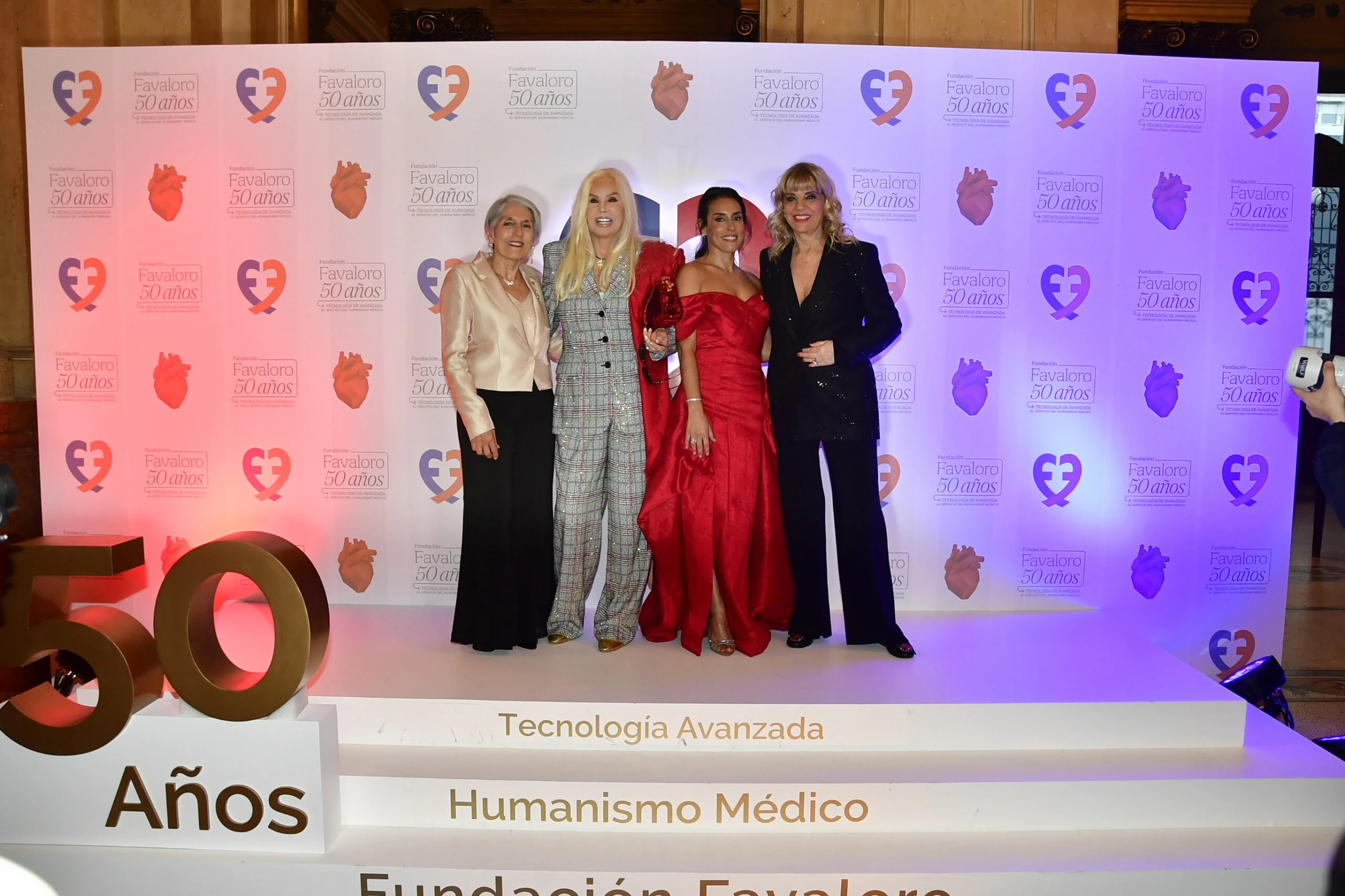 Susana junto a otras figuras presentes en la gala. Fotos: RS.