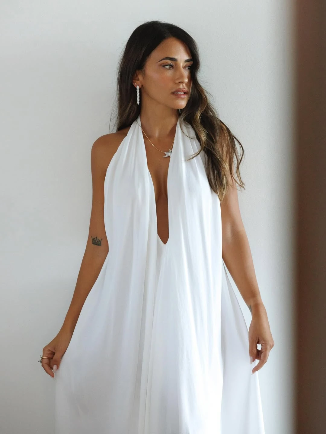 Antonela Roccuzzo impone el vestido blanco minimalista que será tendencia en 2026