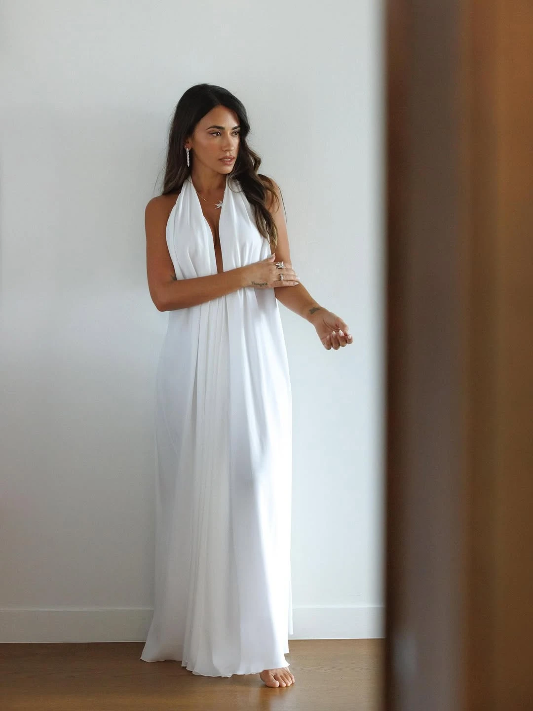 Antonela Roccuzzo impone el vestido blanco minimalista que será tendencia en 2026