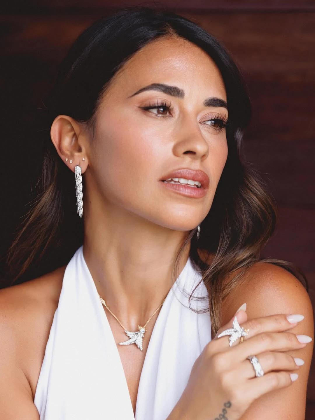 Antonela Roccuzzo impone el vestido blanco minimalista que será tendencia en 2026