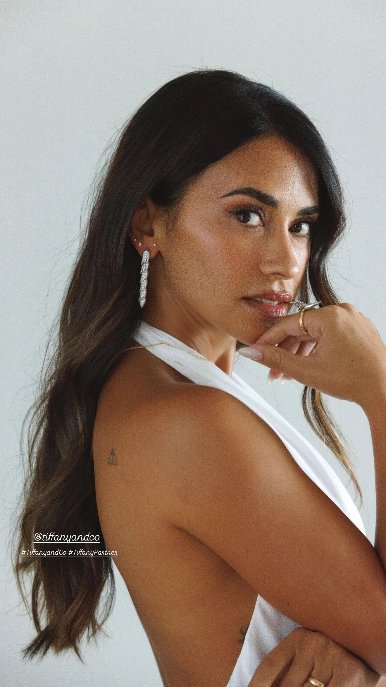 Antonela Roccuzzo impone el vestido blanco minimalista que será tendencia en 2026