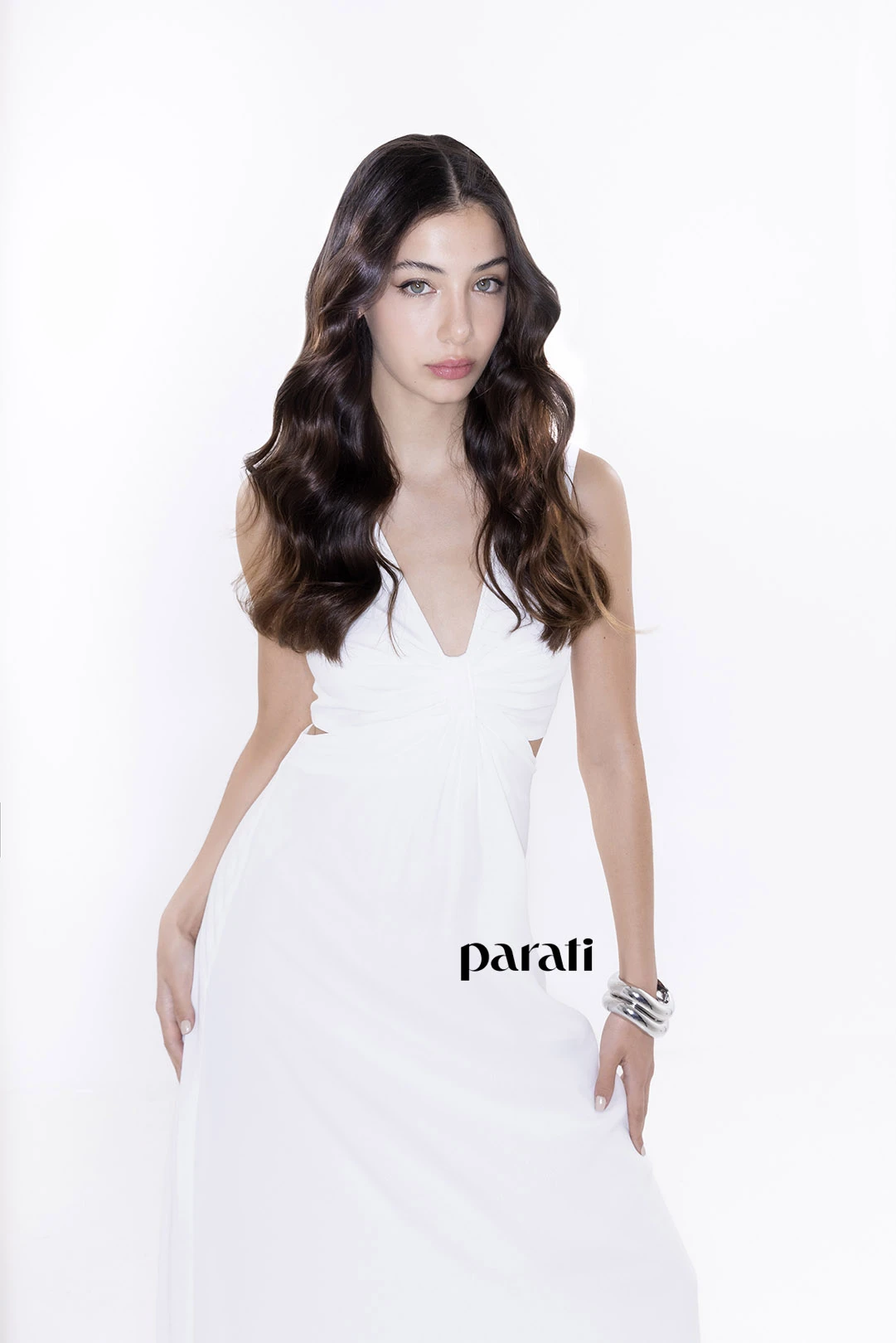 Martina H: vestido largo con cutouts @portsaidoficial Pulseras de metal plateado @lunagarzonaccesorios