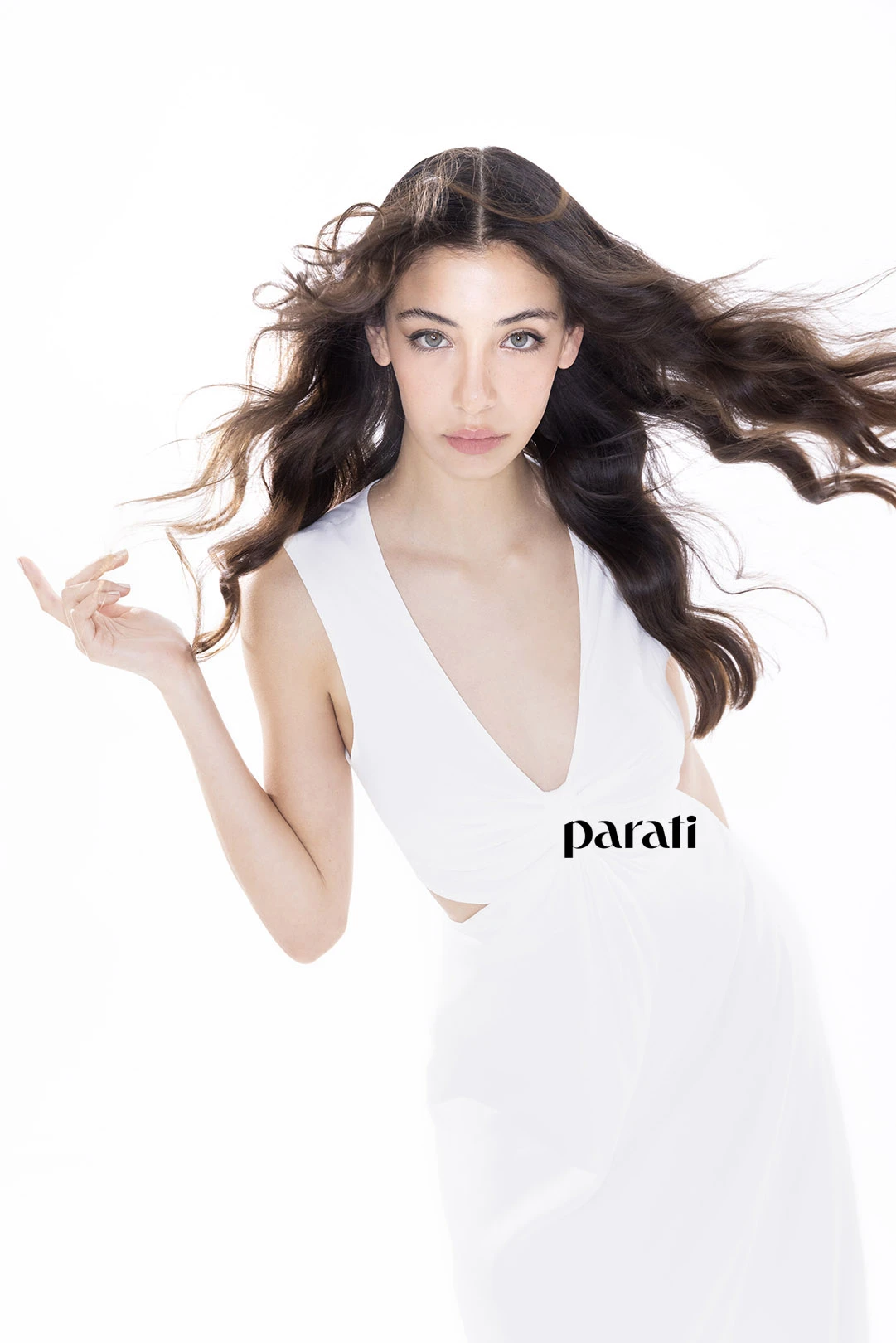 Martina H: vestido largo con cutouts @portsaidoficial Pulseras de metal plateado @lunagarzonaccesorios