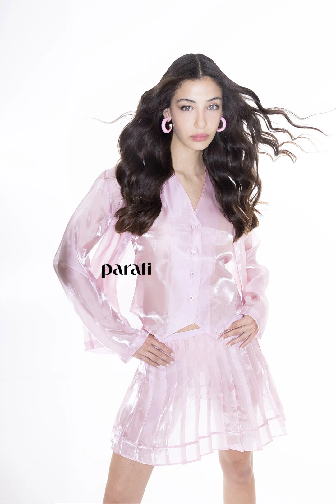 Saco, chaleco y mini tableada de organza @laspepasinst Argollas de esmalte @lunagarzonaccesorios y sandalias altas de gamuza @lachicadelosstilettos