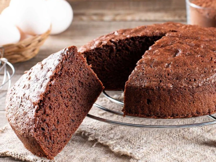 Bizcochuelo esponjoso de chocolate y café: la receta más fácil para la merienda del finde