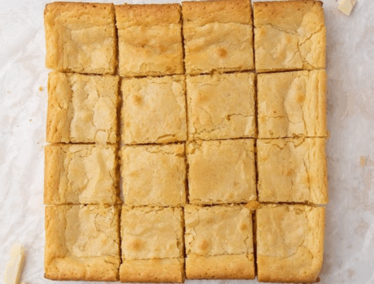 Blondies: cómo hacer brownie de chocolate blanco en pocos pasos