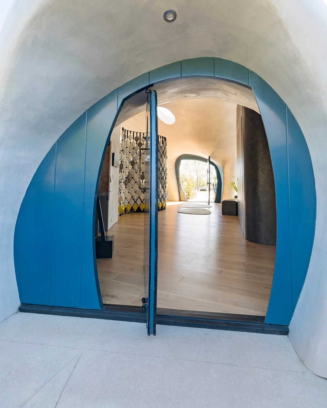 Curvas suaves, luz natural y materiales reciclados: elementos de la casa eco de Robert Downey Jr. 