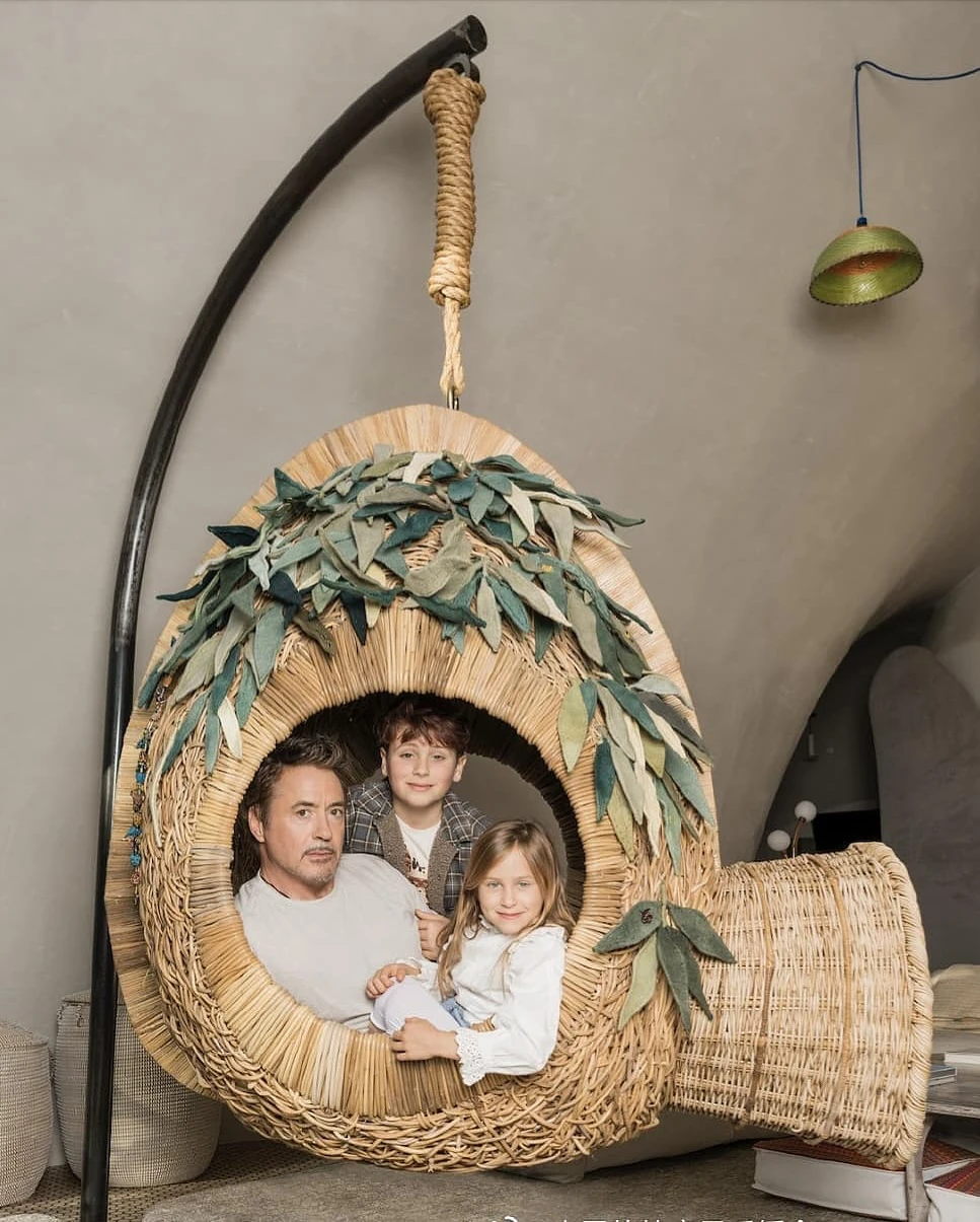 El “Humanest” es un nido colgante, hecho de caña y cuero kooboo tejido. 