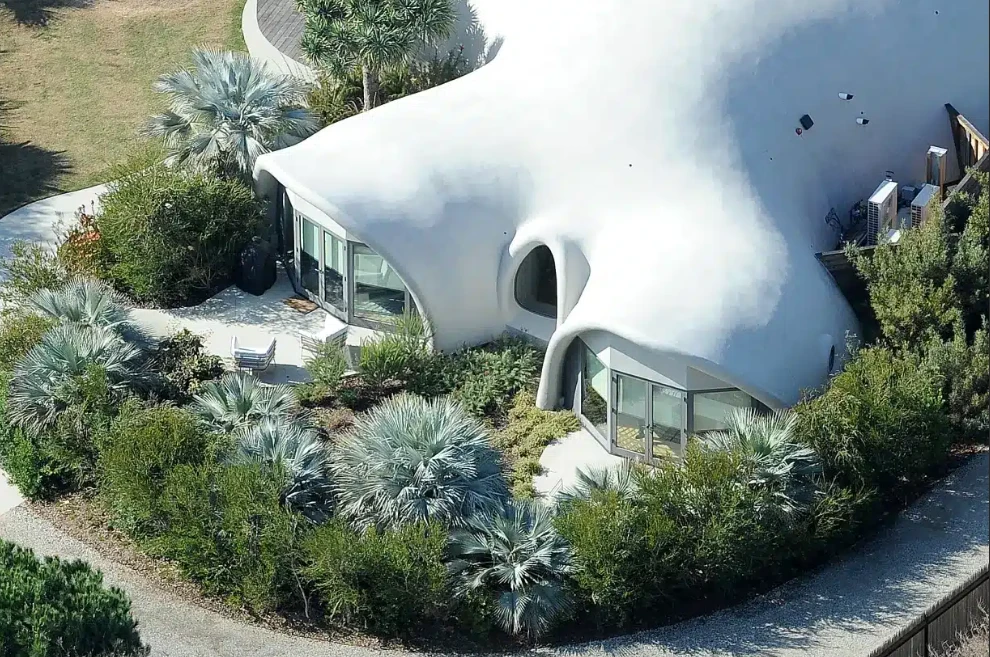 Su casa en Malibú no es una mansión convencional: es un Binishell, una construcción hinchable, bioclimática y de diseño futurista