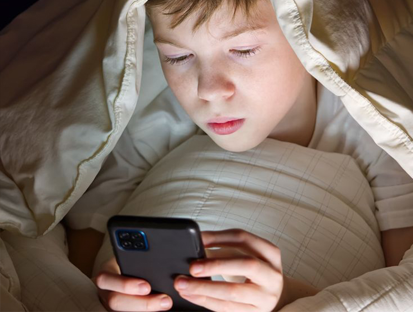 Entre la conexión y el riesgo: ¿cuándo es el momento correcto de darle el primer celular a tu hijo?
